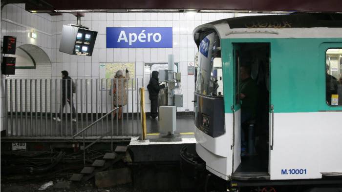 La stazione Operà rinominata Apéro, aperitivo.