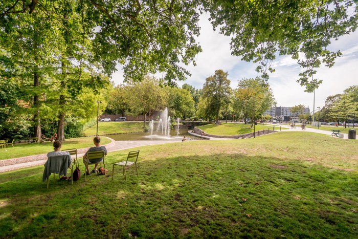 Le sedie verdi di Bruges nel Koning Albert I-park - foto Jan Darthet/Visit Bruges