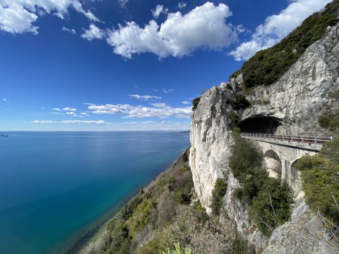 Galleria naturale sulla Strada Costiera / foto Rachele Lombardi