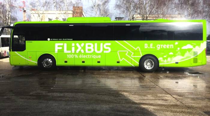 Il nuovo bus elettrico Yutong coi colori di FlixBus, in un'immagine "rubata" al volo dal quotidiano Le Parisien.