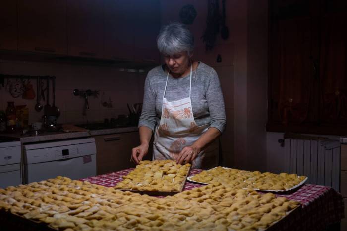 Tortelli romagnoli preparati dalla signora Laura, a Razzuolo. Foto Sara Furlanetto