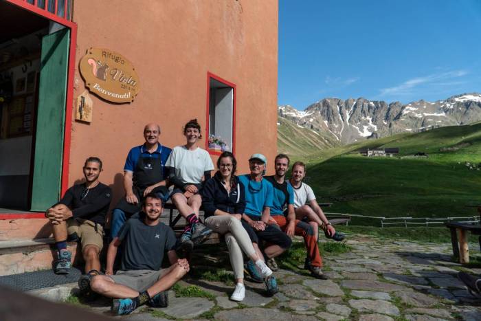 Foto di gruppo al Rifugio Viola. Foto Sara Furlanetto