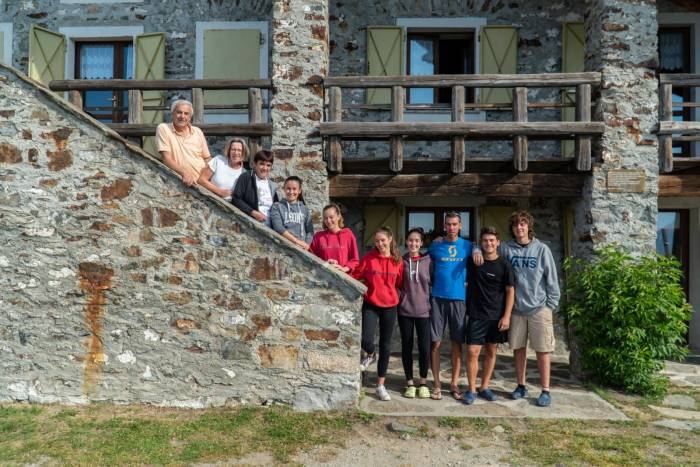 Volontari di turno al Rifugio Schiazzera. Foto Sara Furlanetto