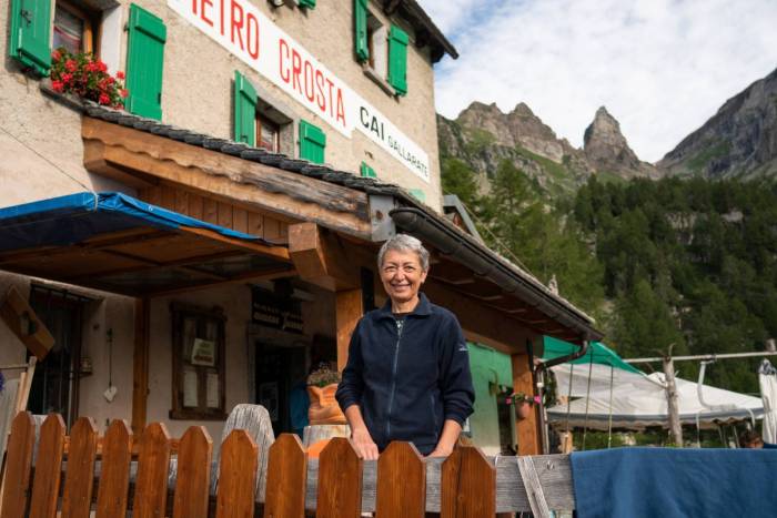 Tappa Alpe Devero - Rifugio Crosta, passando per l'Alpe Veglia. In foto, Marina, trevigiana; insieme al marito Enrico conducono con passione il Crosta dal 2008 - foto Sara Furlanetto