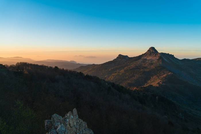  Monte Bonavita, vista su Rocca Novara e la costa, col promontorio del Tindari e le isole Eolie in lontananza  - foto Sara Furlanetto