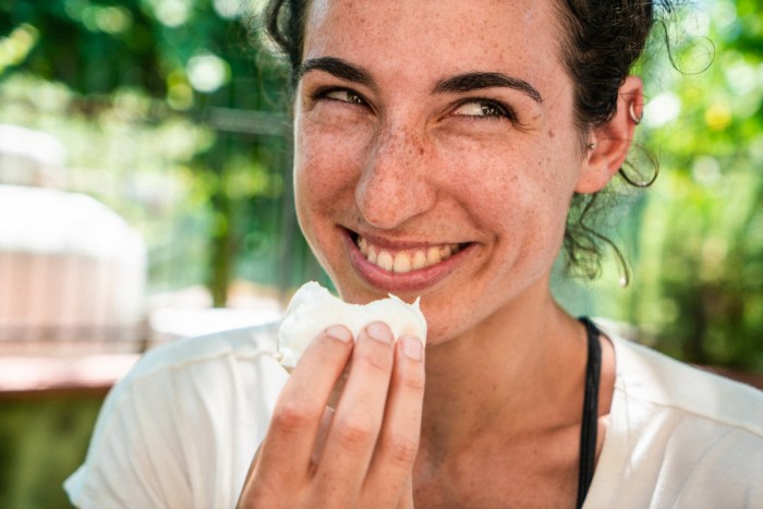 Tappa Bucciano > Rif Acqua delle Vene. Degustazione di mozzarella di bufala. Foto Sara Furlanetto