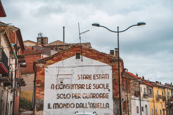 Il paese di Montaguto, in Campania - foto Sara Furlanetto (la poesia sul muro è di Mister Caos; l'Ariella una piazzetta di Montaguto)