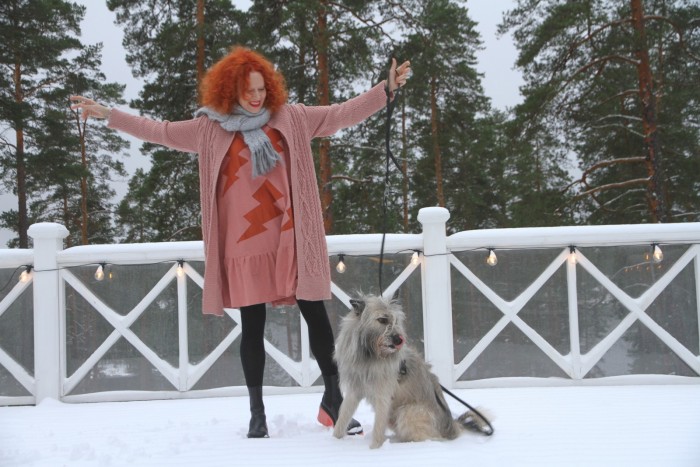 Saimi Hoyer, proprietaria dell'hotel Punkaharju, sulla terrazza prospiciente il lago - foto Stefano Brambilla