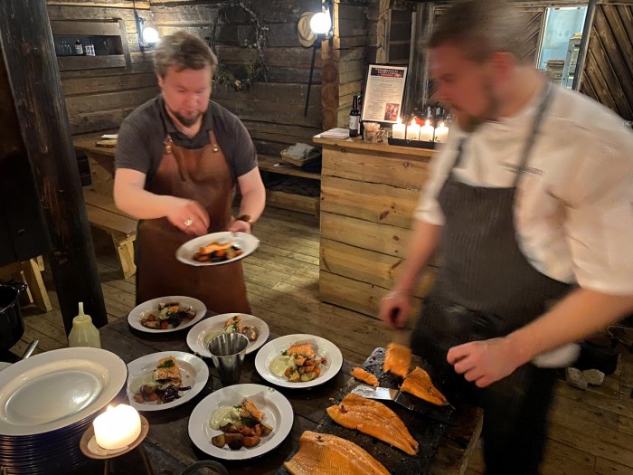 Cena a base di salmone cotto sul fuoco in uno dei ristoranti del Sahanlahti Resort - foto Stefano Brambilla