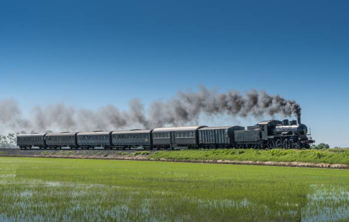 Un treno a vapore attraversa la campagna lombarda