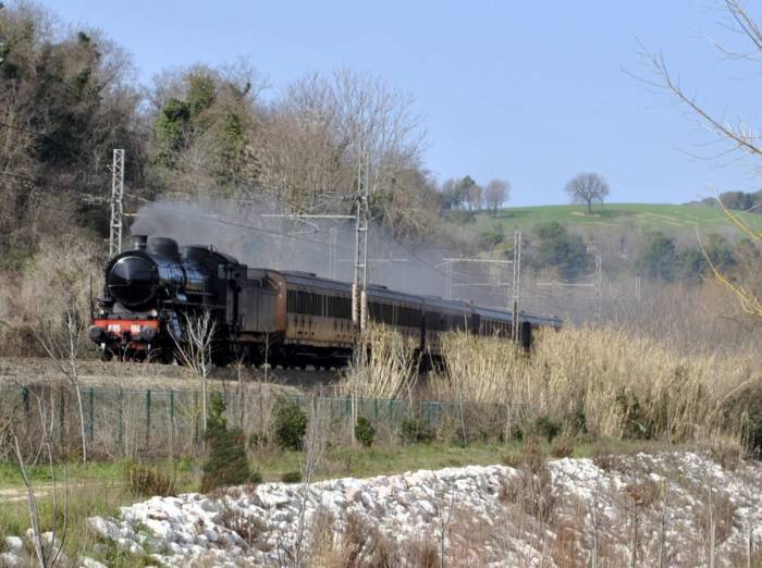 Un convoglio d'epoca in corsa