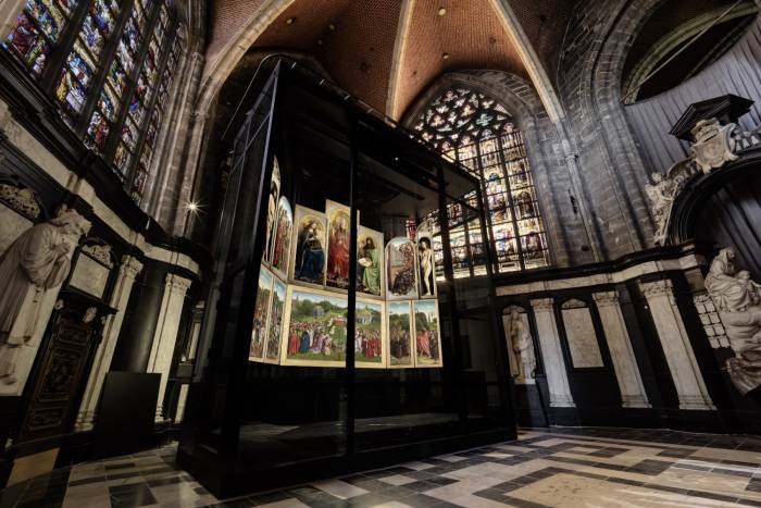 Il Polittico dell'Agnello Mistico, pannelli chiusi e aperti; cattedrale di Sint Baafs, Gent, Belgio; (c) www.artinflanders.be, foto Cedric Verhelst​