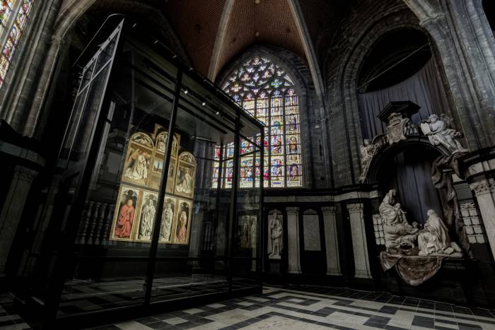 Il Polittico dell'Agnello Mistico, pannelli chiusi e aperti; cattedrale di Sint Baafs, Gent, Belgio; (c) www.artinflanders.be, foto Cedric Verhelst​