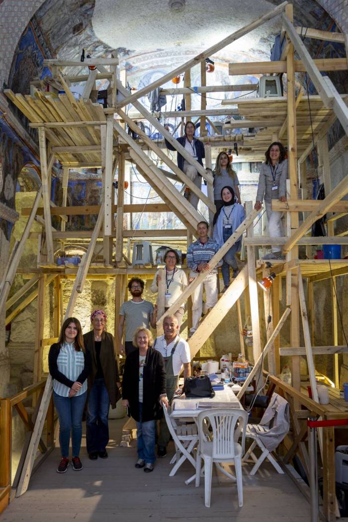 Il team dell'Università della Tuscia, con la professoressa Andaloro al centro, nella Chiesa Nuova di Tokalı (anno 2019) 