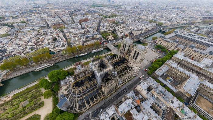 Una ripresa aerea dei danni subiti dalla cattedrale
