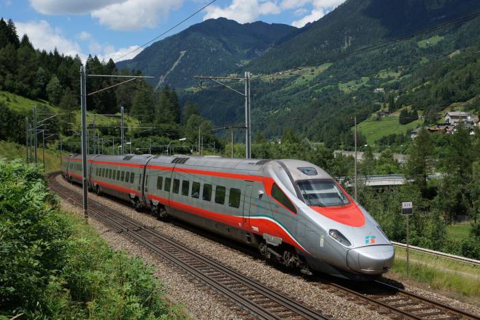 Un convoglio ETR610 di Trenitalia in circolazione in Svizzera.