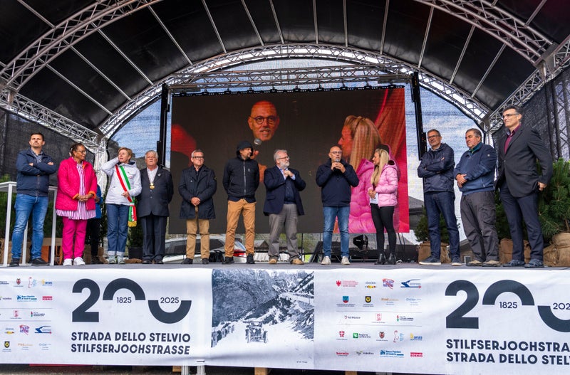 Il palco della festa per i 200 anni della strada dello Stelvio