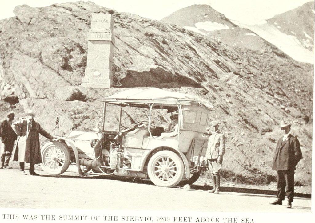 Foto ricordo di turisti in auto del 1908 / foto Wikimedia