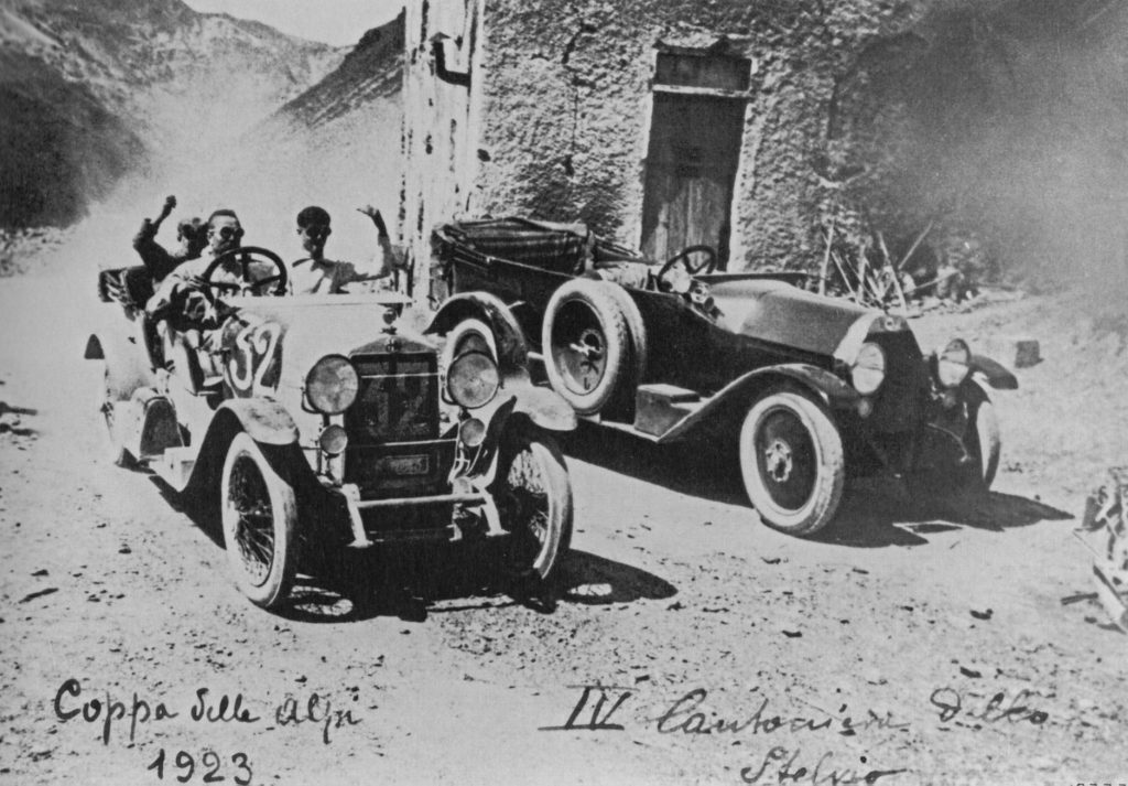 Alfa Romeo prototipo in transito sullo Stelvio per la Coppa delle Alpi 1932
