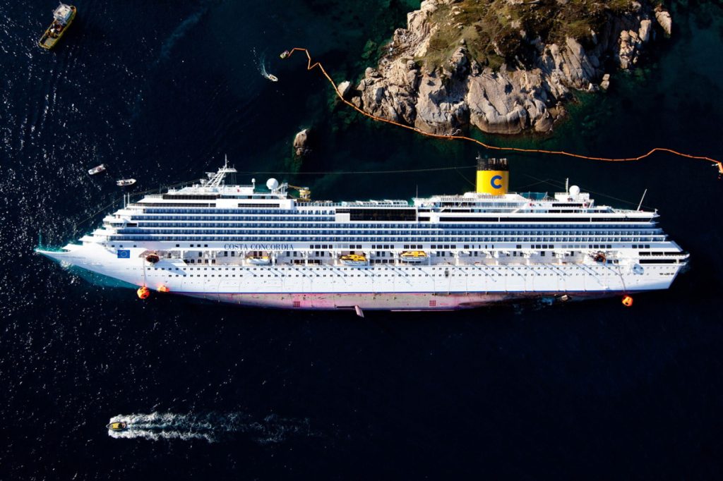 Isola del Giglio (GR), veduta aerea dall'elicottero della Polizia di Stato della commemorazione del 10° anniversario del naufragio della Costa Concordia 2022-01-13 © Massimo Sestini