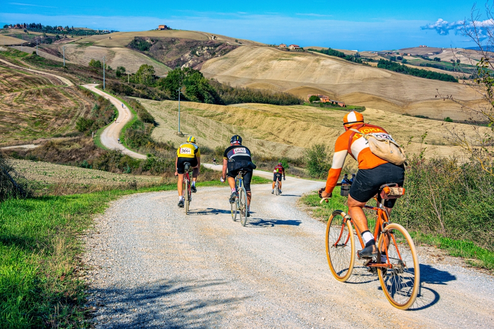 Ciclisti sulle strade bianche di Asciano, foto Shutterstock