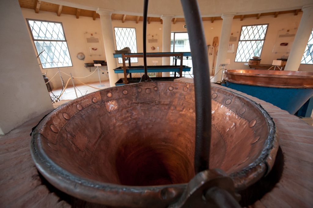 Museo del Parmigiano Reggiano - Soragna - L'antica caldaia in rame (Foto L. Rossi)