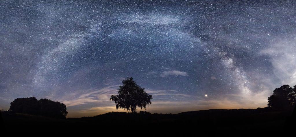 Il cielo stellato sopra la Riserva di Millevaches, in Francia. – Foto Nicolas Faulle/DarkSky International