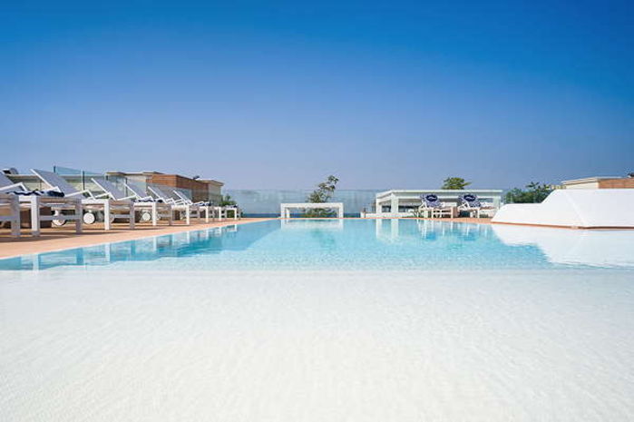 La piscina solarium dell'hotel Le Dune a Porto Cesareo (Lecce)