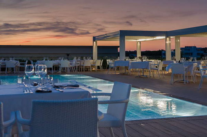 La piscina solarium dell'hotel Le Dune a Porto Cesareo (Lecce)