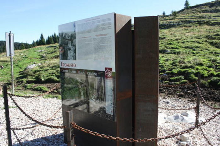 Totem illustrativo alla partenza del sentiero di Monte Zebio.
