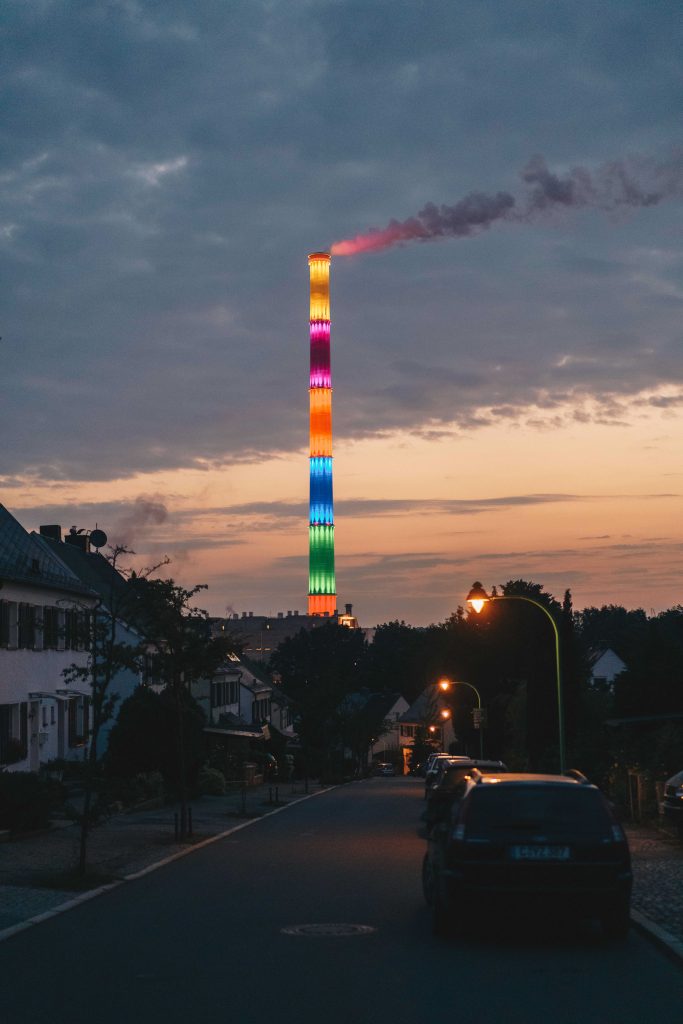 La ciminiera dipinta da Daniel Buren - foto Ernesto Uhlmann/Chemnitz 2025 gGmbH