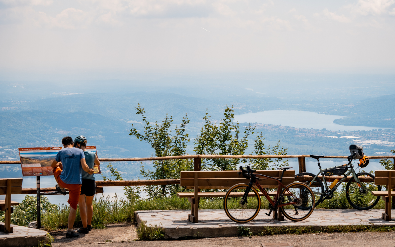 Il Belvedere del Campo dei Fiori di Varese offre una vista mozzafiato sul territorio circostante. Il luogo perfetto per una pausa rigenerante dopo una lunga camminata o un giro in bici