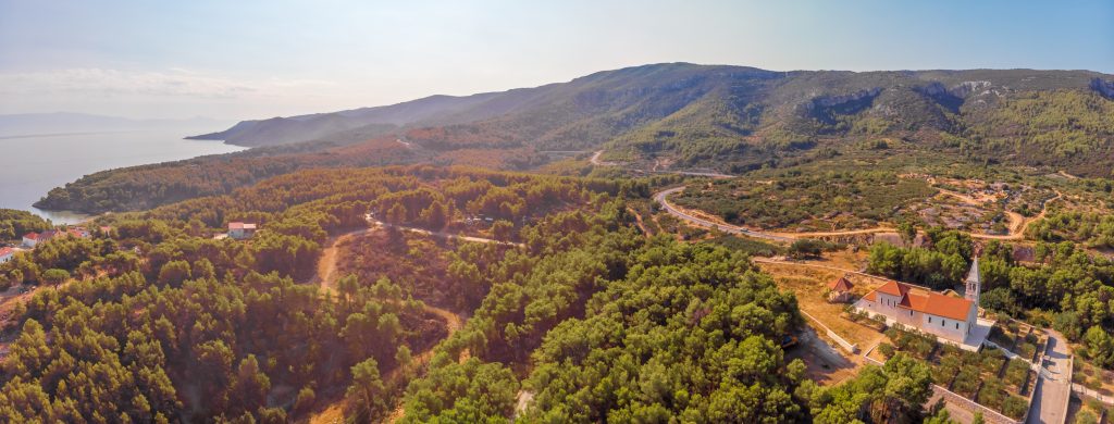 Panorama di Gelsa, in Croazia, luogo scelto dagli astronomi croati per sperimentare una riduzione dell’inquinamento luminoso – Foto Shutterstock