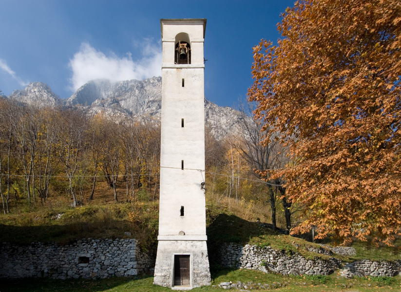 Campanile del borgo di Codera immerso nei boschi