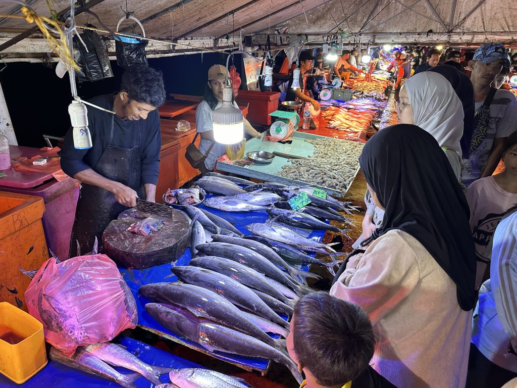 Il mercato notturno di Kota Kinabalu - foto Stefano Brambilla