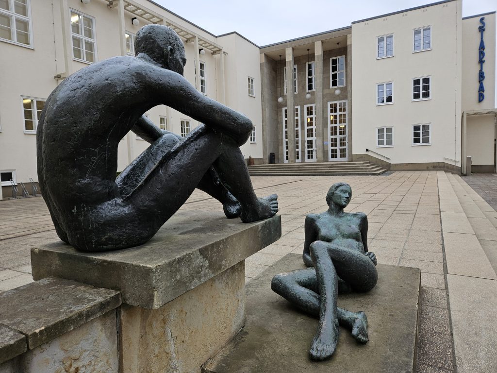 La "Coppia di bronzo" di Harald Stephan di fronte alla Stadtbad di Chemnitz - foto Roberto Copello