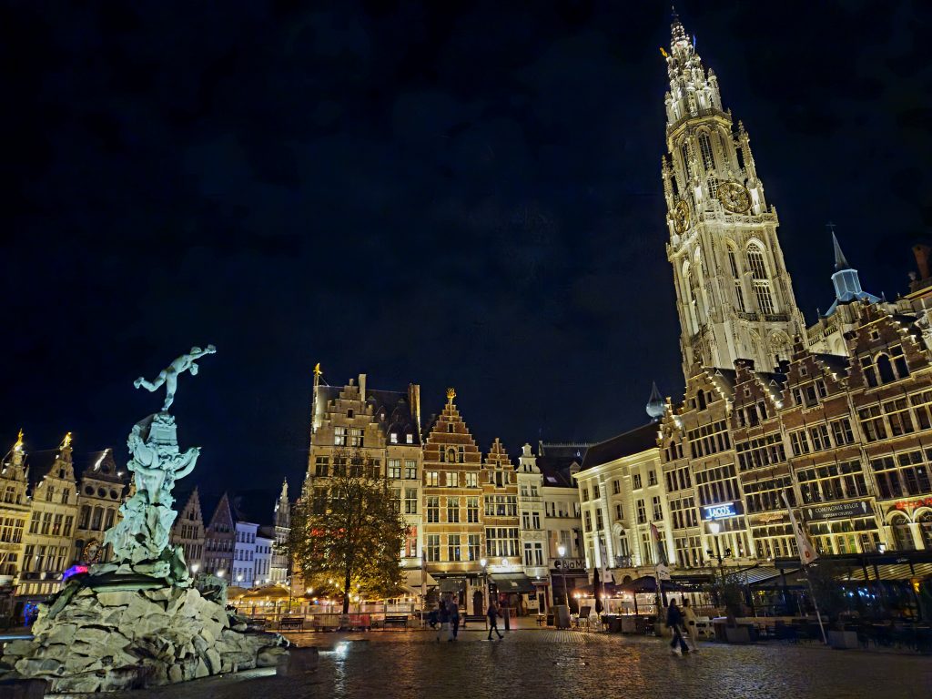 La spettacolare piazza del Grote Markt, Anversa - foto Roberto Copello