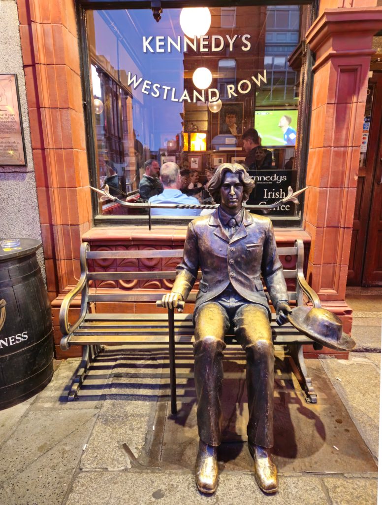 La statua di Oscar Wilde davanti al pub Kennedy's - foto Roberto Copello