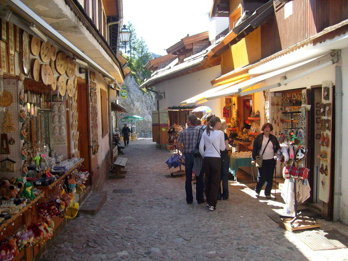 La via dei negozietti dietro il santuario del Monte Lussari