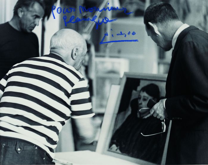 Picasso guarda un'opera di Cézanne, tra Douglas Duncan e Jean Planque. 7 luglio 1960.