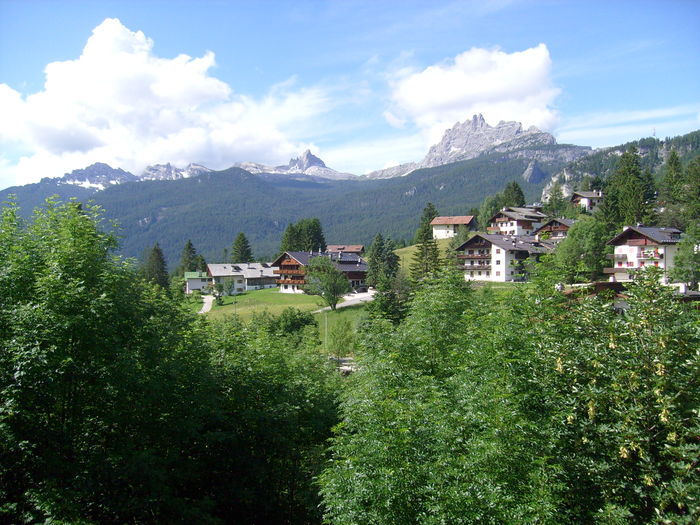 La conca di Cortina circondata dalle Dolomiti d'Ampezzo