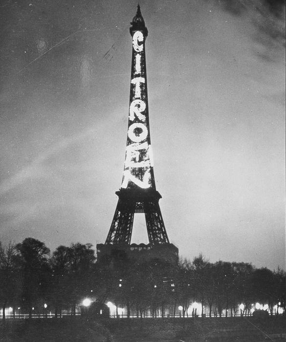 Una foto d'antiquariato della tour Eiffel col marchio Citroën.