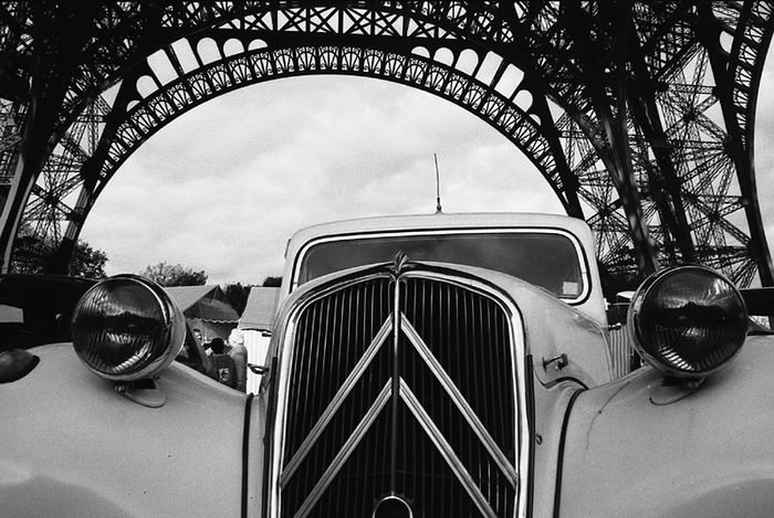 La tour Eiffel è il punto di riferimento per sfilate di auto d'epoca.