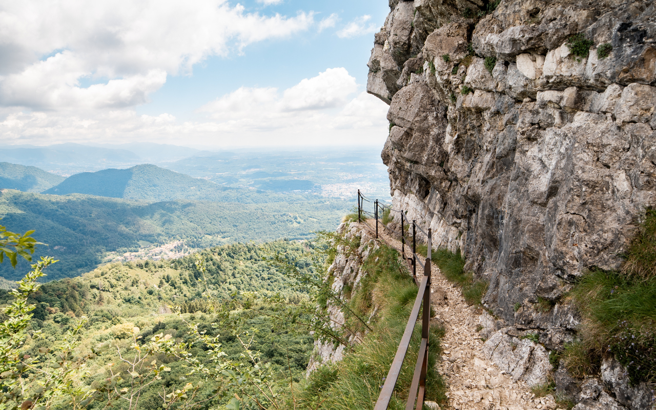 Il Parco del Campo dei Fiori di Varese, un'oasi naturale di straordinaria bellezza, offre sentieri immersi nella natura, panorami spettacolari e una ricca biodiversità da esplorare e ammirare