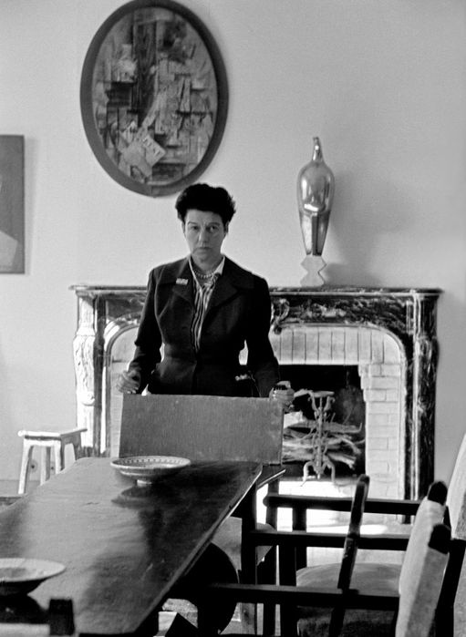 Peggy nella sala da pranzo di Palazzo Venier dei Leoni. Alle sue spalle Il clarinetto di Georges Braque e, sul camino, Maiastra di Brancusi.