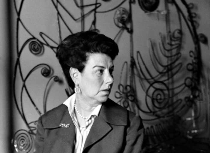 Peggy in camera da letto con la testiera d'argento realizzata per lei da Alexander Calder.