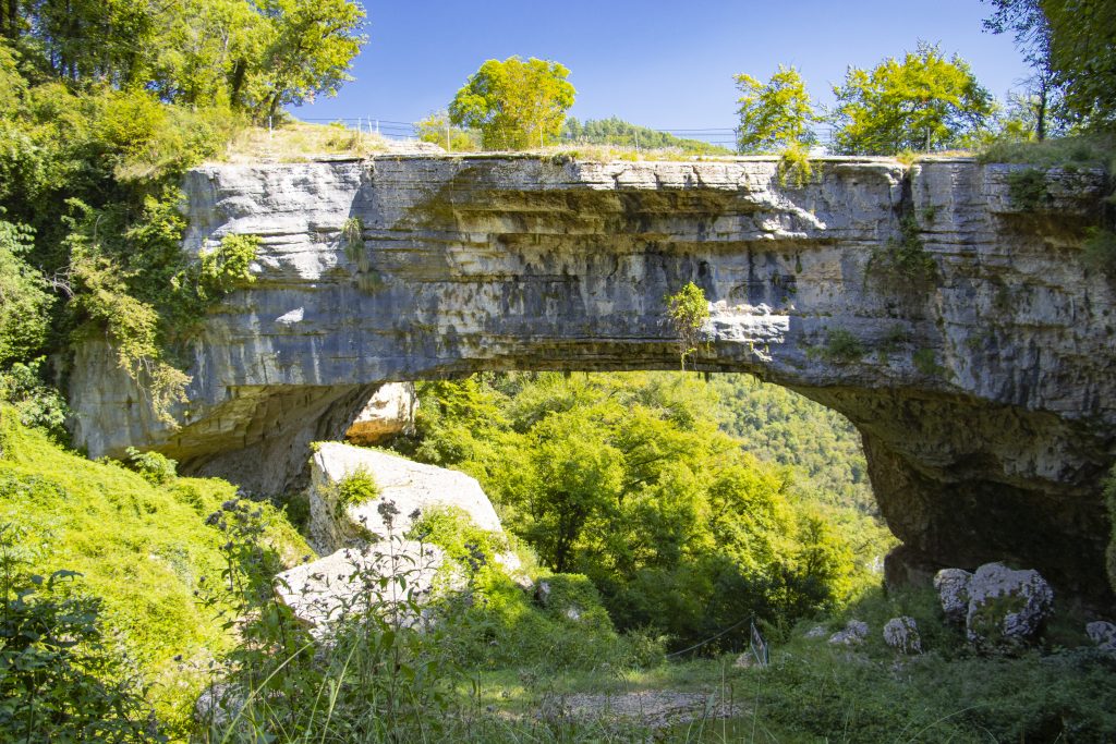 Il celebre ponte di Veja, un arco naturale sull’alta Valpantena nel comune di Sant’Anna d’Alfaedo in provincia di Verona.