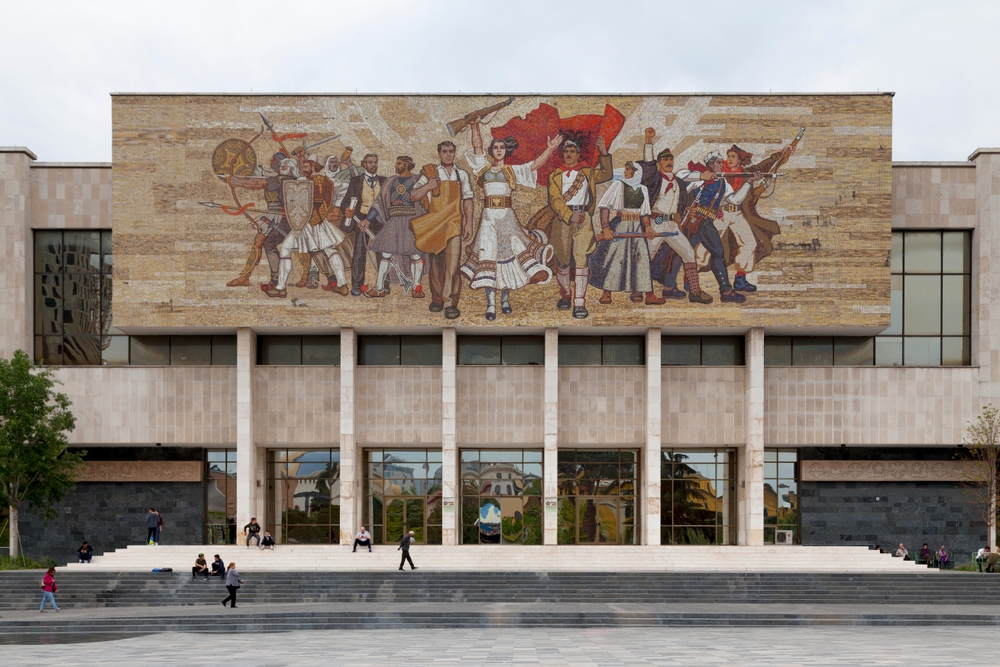 Il Museo Nazionale di storia è sormontato da un mosaico dell’epoca socialista che ricorda le battaglie per indipendenza dell'Albania