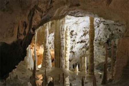 Nelle Marche, dalle grotte alle cantine