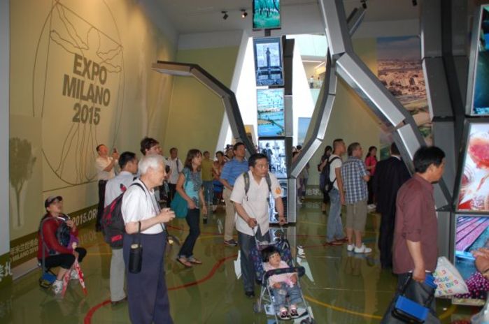 Visitatori nel padiglione di Milano 2015 all'Expo 2010 di Shanghai.